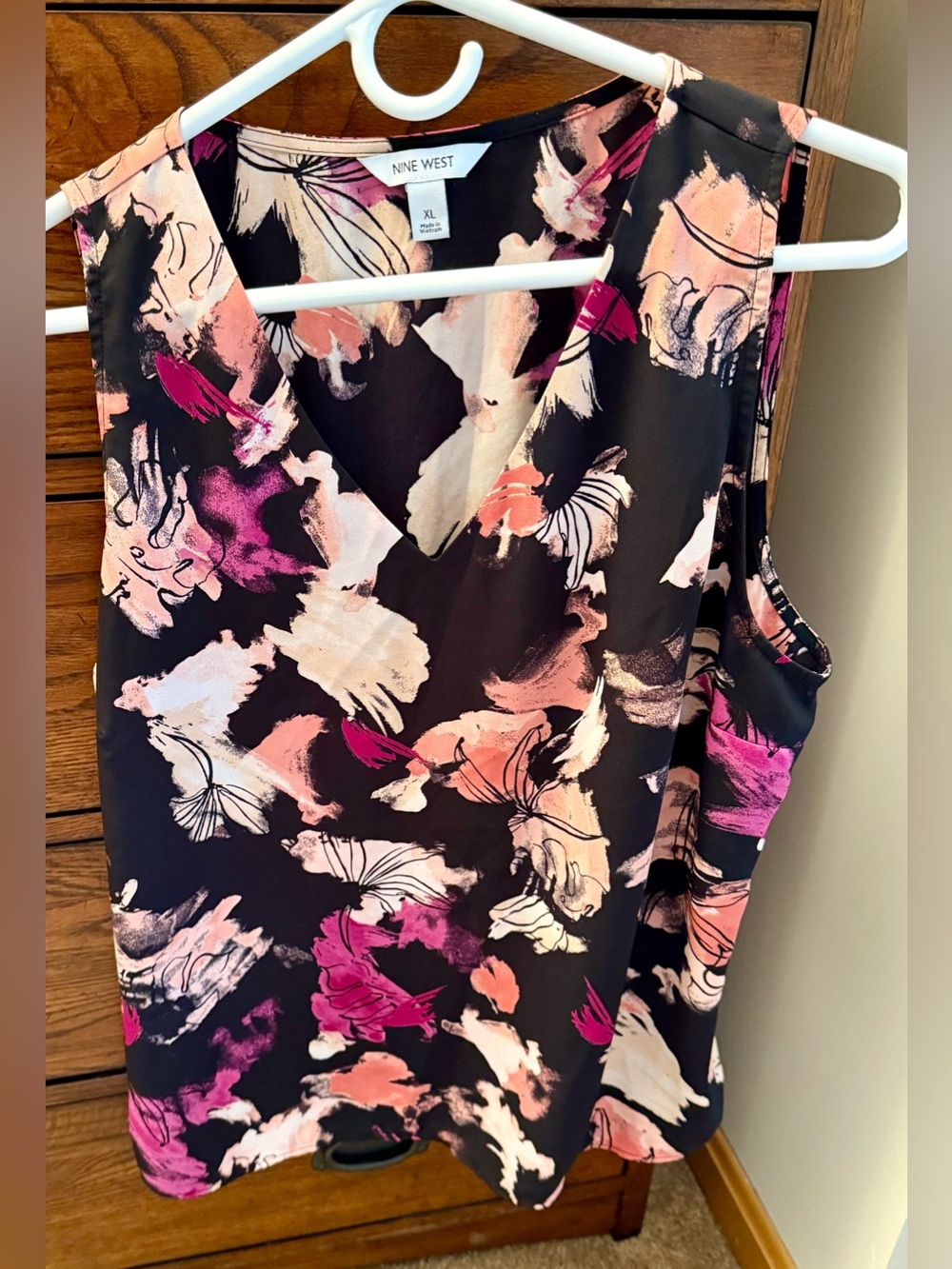 Nine West Black Floral Brushstroke Sleeveless V-Neck Top - Womens XL